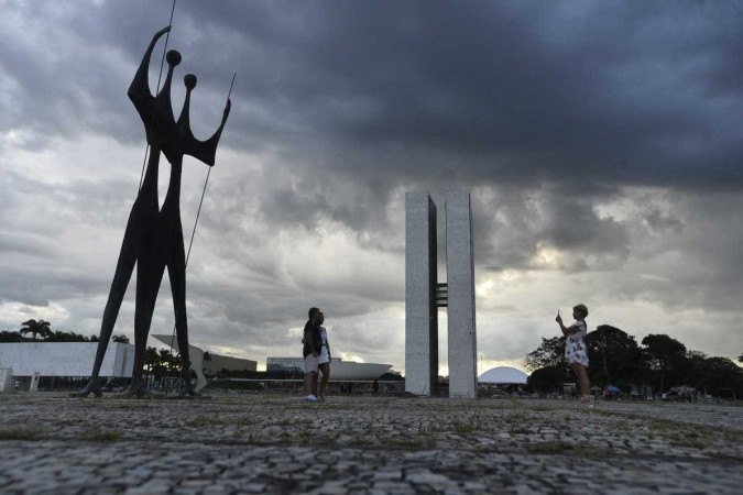 17/04/2023. Crédito: Minervino Júnior/CB/D.A Press. Brasil. Brasilia - DF. Caderno do Aniversário de Brasília. Por do Sol na Praça dos Três Poderes. - (crédito: Minervino Júnior/CB/D.A.Press) 17/04/2023. Crédito: Minervino Júnior/CB/D.A Press. Brasil. Brasilia - DF. Caderno do Aniversário de Brasília. Por do Sol na Praça dos Três Poderes. - (crédito: Minervino Júnior/CB/D.A.Press)
