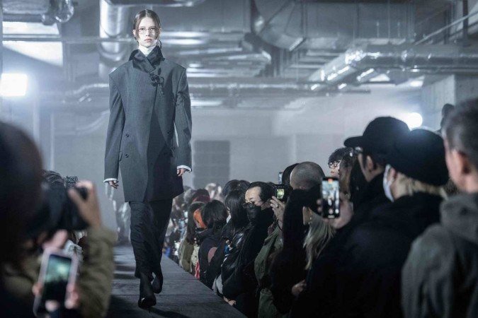  A model displays a creation from the KEISUKEYOSHIDA 2023 Fall/Winter collection by Japanese designer Keisuke Yoshida at Tokyo Fashion Week in Tokyo on March 18, 2023. (Photo by Yuichi YAMAZAKI / AFP)
      