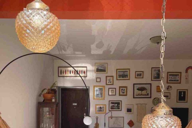 Obras de arte dispostas em toda a parede 