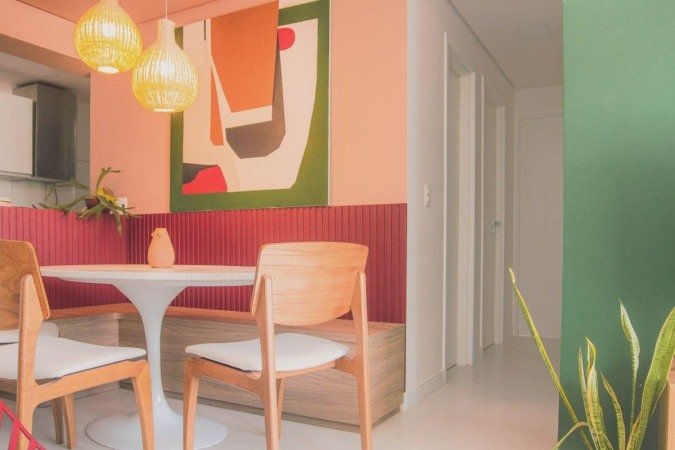 Cores do quadro em combinação com os tons da parede e das cadeiras