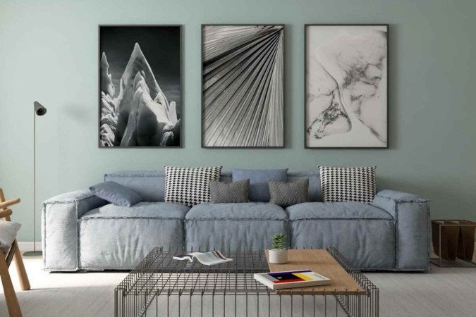 Quadros, em cores e temáticas semelhantes, em sala de estar