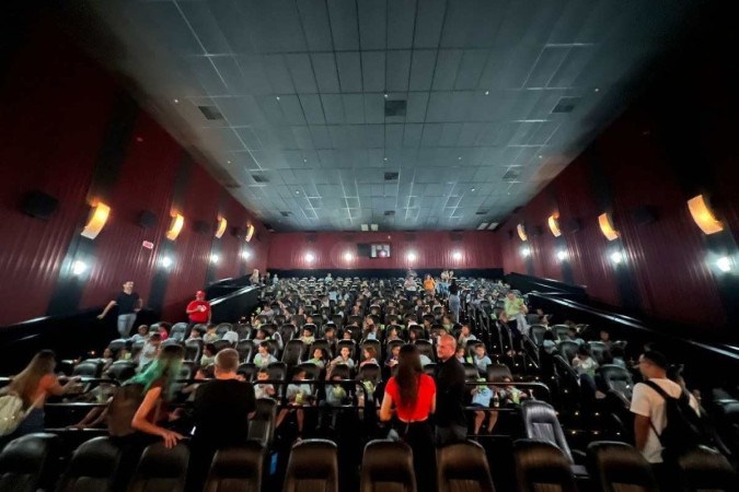 Professora proporciona a estudantes da Estrutural primeiro acesso ao cinema