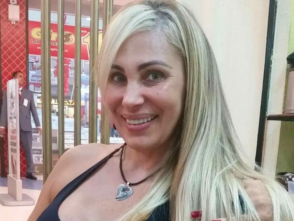 Musa dos ‘três seios’, Ângela Bismarchi revela arrependimento com cirurgias