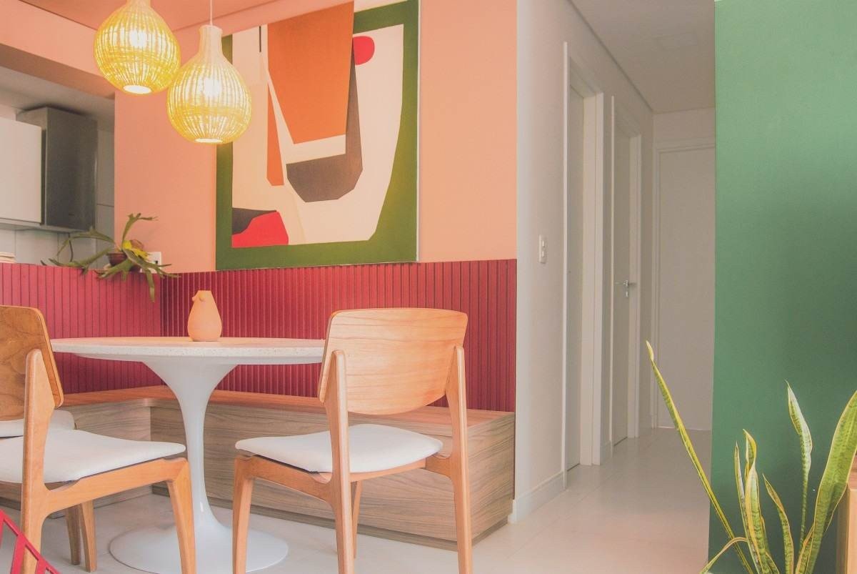 Cores do quadro em combinação com os tons da parede e das cadeiras
