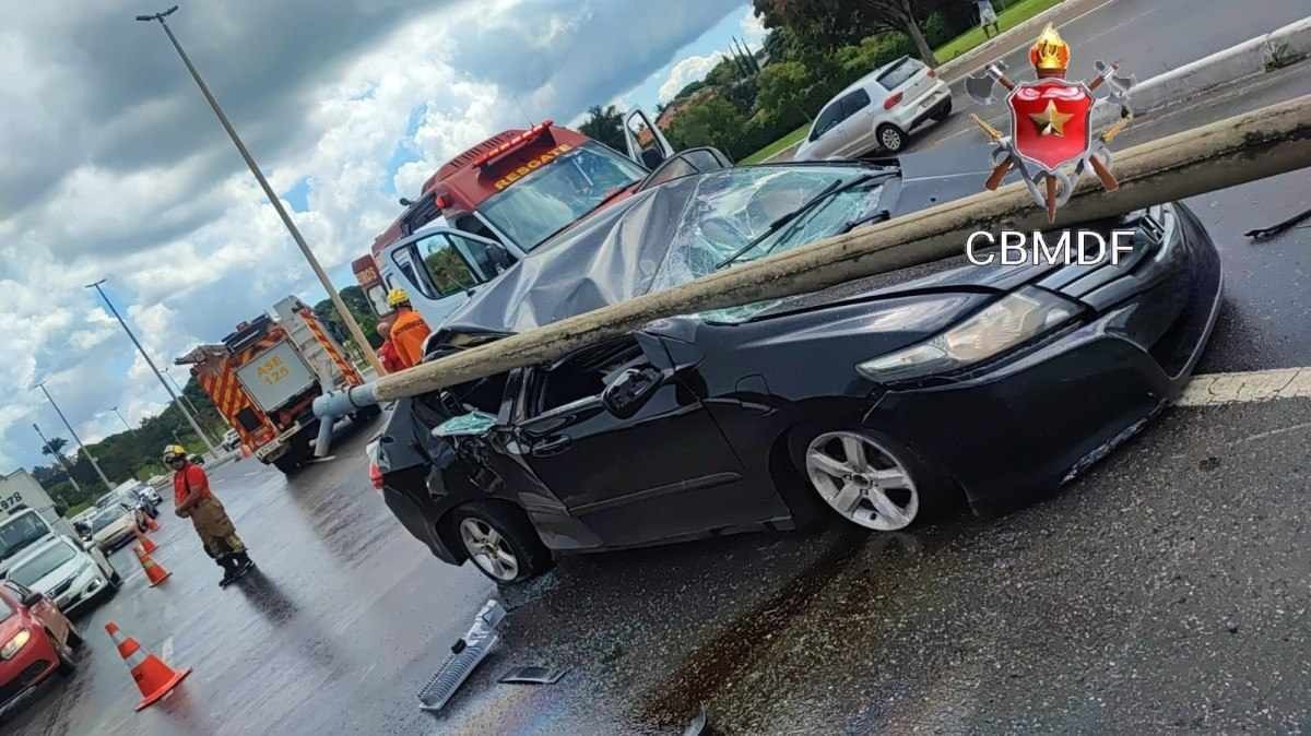 Poste cai em cima de carro após colisão e motorista sobrevive