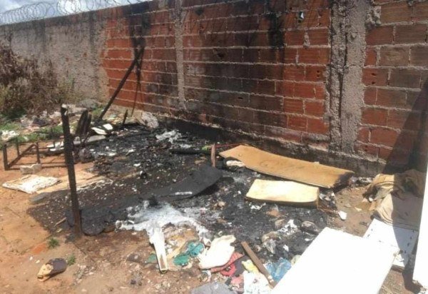 Os bandidos mataram e atearam fogo na casa de uma mulher em fevereiro deste ano