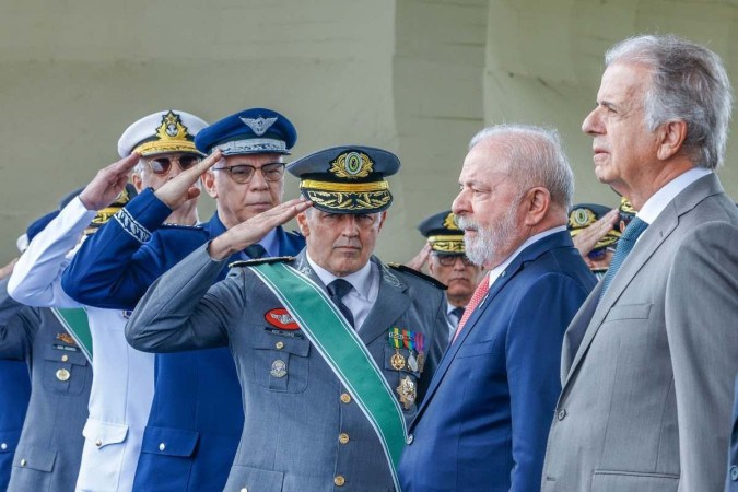 Comandantes militares batem continência para o presidente Lula e o ministro José Múcio: imagem das Forças foi preservada -  (crédito:  AFP)