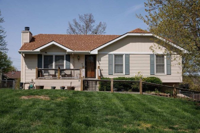 A casa de Andrew Lester (D), o atirador de 84 anos: sangrando, Ralph implorou por ajuda aos vizinhos