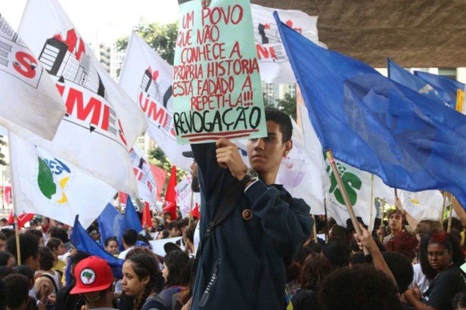 Estudantes participam do 2º Ato pela Revogação do Novo Ensino Médio na Avenida Paulista -  (crédito: Rovena Rosa/Agência Brasil)