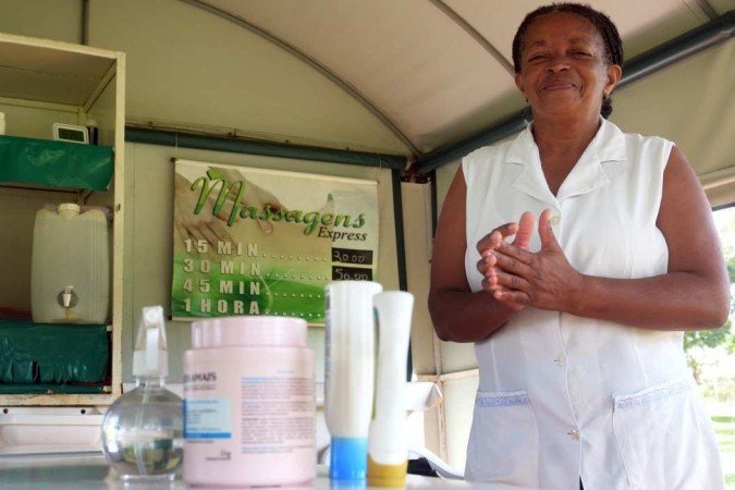 Efigênia faz massagens no Parque 
da Cidade há 17 anos