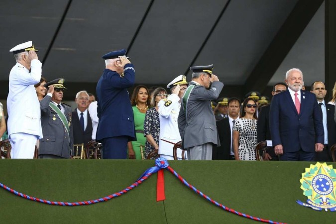 Lula correndo de militares: foto é viral é montagem - Internacional -  Estado de Minas