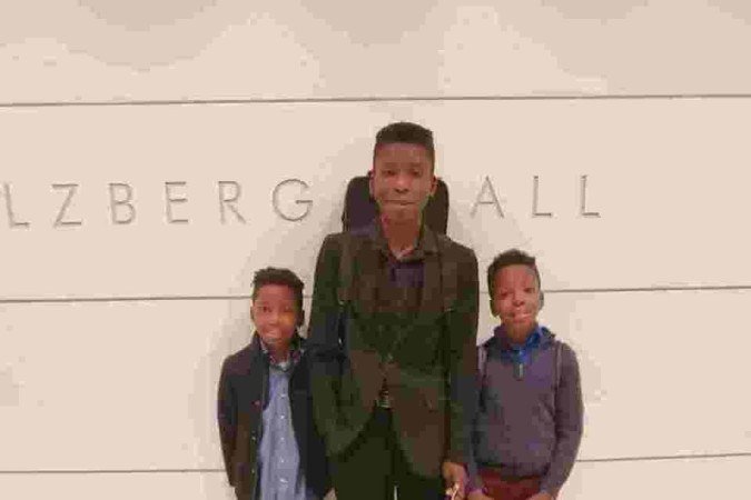 Ralph entre os gêmeos, Alex e Adrien, de 12 anos: crianças estavam na residência de amigo, no dia 13 