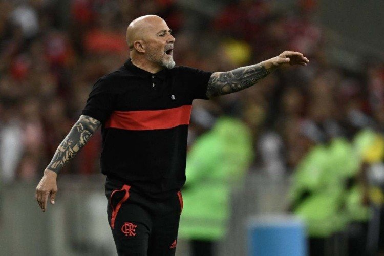  Flamengo's Argentine coach Jorge Sampaoli gives instructions to his players during the Copa Libertadores group stage first leg football match between Flamengo and &Ntilde;ublense at the Maracana stadium in Rio de Janeiro, Brazil, on April 19, 2023. (Photo by MAURO PIMENTEL / AFP)       
