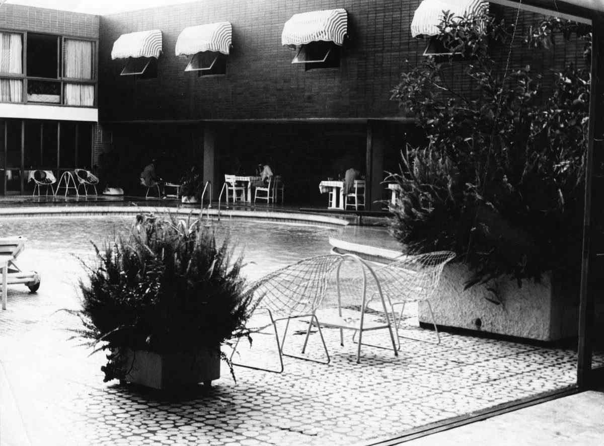 Abril de 1975. Joaquim Firmino/CB/D.A Press. Brasil. Brasilia - DF. Piscina do Hotel Nacional de Brasilia.  CB, 21/04/1975. Pag. 28;