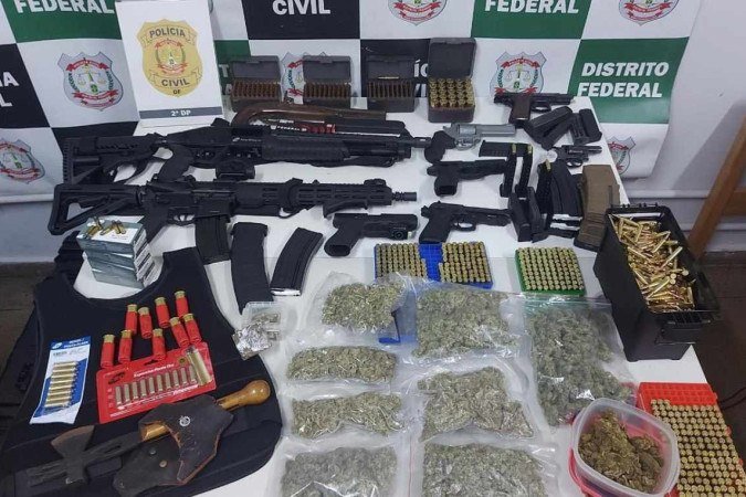 Nos endereços ligados aos investigados a polícia encontrou 23 armas - (crédito: PCDF/Divulgação) Nos endereços ligados aos investigados a polícia encontrou 23 armas - (crédito: PCDF/Divulgação)