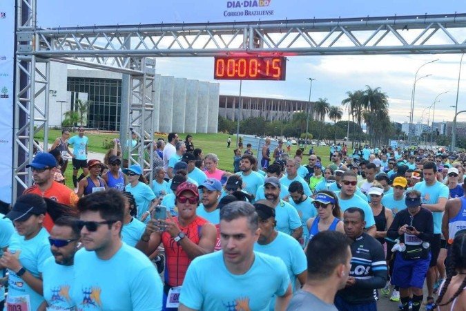 21/04/2023 Credito: Ed Alves/CB/DA.Press. Esportes. Maratona Brasilia 2023 - Aniversario de Brasilia 63 Anos. 