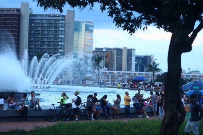  21/04/2023 Crédito: Luis Nova/Esp.CB. Aniversario de Brasilia. Show de Maiara e Maraisa na Torre de TV. Na Foto Movimentação de pessoas na Fonte da Torre de TV.