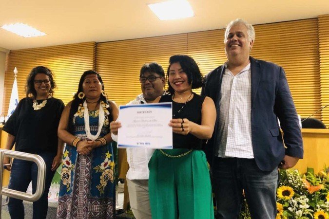 Representante da popula&ccedil;&atilde;o Macuxi, do estado de Roraima,  Alzirene Barbosa da Silva exibe o certificado da FGV