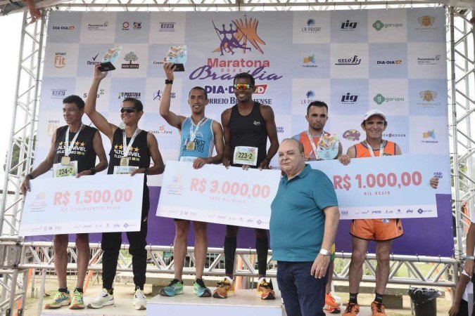  21/04/2023. Crédito: Minervino Júnior/CB/D.A Press. Brasil.  Brasilia - DF. Maratona de Brasília do Correio Braziliense em homenagem ao Aniversário de Brasília. Governador Ibaneis Rocha durante a premiação.