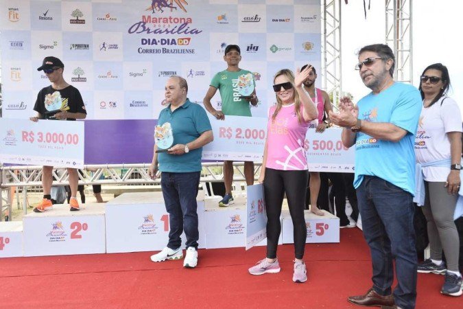  21/04/2023. Crédito: Minervino Júnior/CB/D.A Press. Brasil.  Brasilia - DF. Maratona de Brasília do Correio Braziliense em homenagem ao Aniversário de Brasília. Governador Ibaneis Rocha durante a premiação.