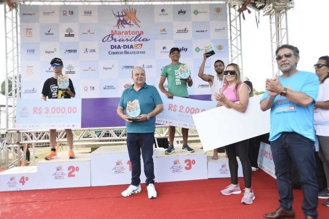  21/04/2023. Crédito: Minervino Júnior/CB/D.A Press. Brasil.  Brasilia - DF. Maratona de Brasília do Correio Braziliense em homenagem ao Aniversário de Brasília. Governador Ibaneis Rocha durante a premiação.