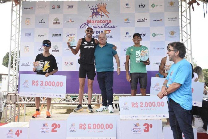  21/04/2023. Crédito: Minervino Júnior/CB/D.A Press. Brasil.  Brasilia - DF. Maratona de Brasília do Correio Braziliense em homenagem ao Aniversário de Brasília. Governador Ibaneis Rocha durante a premiação.