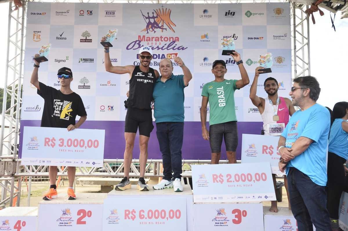 Ibaneis celebra aniversário de Brasília e parabeniza maratona do Correio