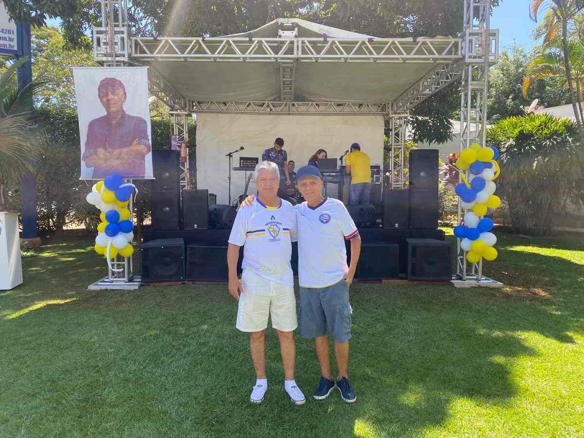 Irlam Rocha e o presidente do Clube Vizinhança, Gerson Lima