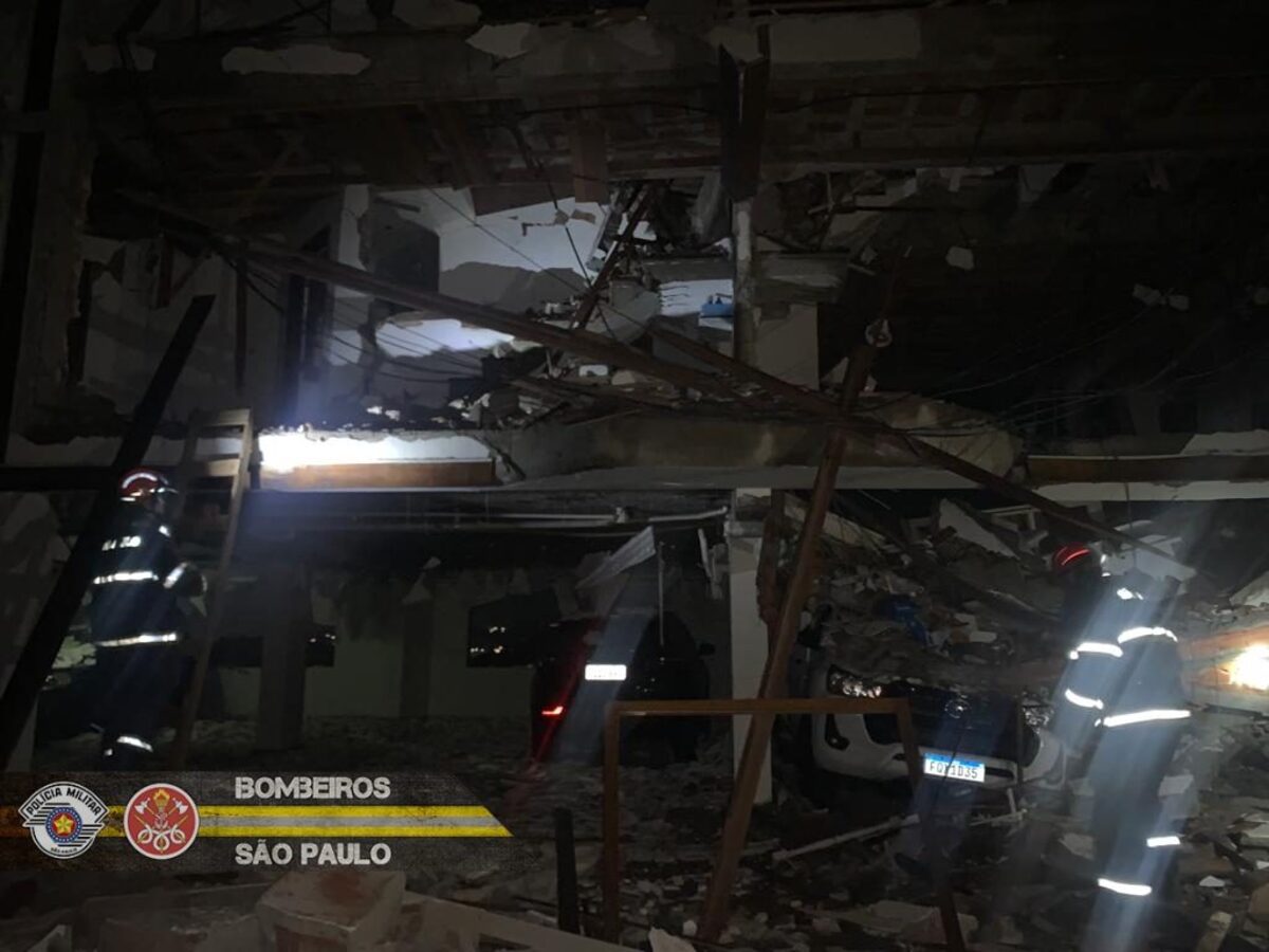 De acordo com a corporação, nove viaturas estiveram no local desde as 20h16. Pelo menos 10 apartamentos foram atingidos e quatro vítimas foram socorridas pelo SAMU: três em estado de ferimentos leve e uma em estado grave -  (crédito: Bombeiros de São Paulo/Divulgação)