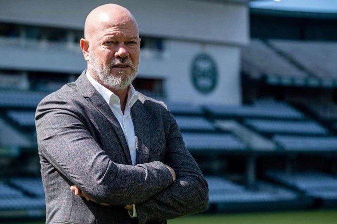 Zago está livre no mercado há quatro meses, desde demissão do Coritiba, e é tido como um dos favoritos a substituir Gustavo Costas, demitido nesta semana - (crédito: Gabriel Thá/Coritiba) Zago está livre no mercado há quatro meses, desde demissão do Coritiba, e é tido como um dos favoritos a substituir Gustavo Costas, demitido nesta semana - (crédito: Gabriel Thá/Coritiba)