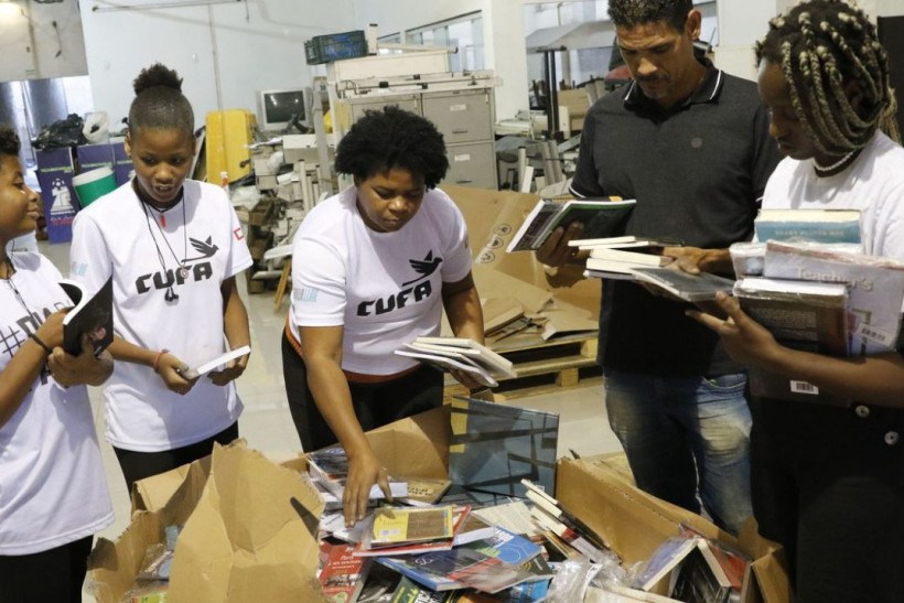 Central Única das Favelas distribui livros a bibliotecas comunitárias 