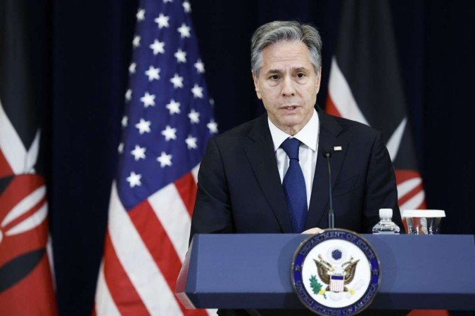 WASHINGTON, DC - APRIL 24: U.S. Secretary of State Antony Blinken gestures to Alfred Mutua, the Cabinet Secretary for Foreign and Diaspora Affairs of the Republic of Kenya, during a press conference at the U.S. State Department on April 24, 2023 in Washington, DC. Following their bilateral meeting, Blinken and Mutua spoke to reporters about the economic relationship between the United States and Kenya and also about the ongoing conflict in Sudan. Anna Moneymaker/Getty Images/AFP (Photo by Anna Moneymaker / GETTY IMAGES NORTH AMERICA / Getty Images via AFP)
- (crédito: Anna Moneymaker/Getty Images/AFP) WASHINGTON, DC - APRIL 24: U.S. Secretary of State Antony Blinken gestures to Alfred Mutua, the Cabinet Secretary for Foreign and Diaspora Affairs of the Republic of Kenya, during a press conference at the U.S. State Department on April 24, 2023 in Washington, DC. Following their bilateral meeting, Blinken and Mutua spoke to reporters about the economic relationship between the United States and Kenya and also about the ongoing conflict in Sudan. Anna Moneymaker/Getty Images/AFP (Photo by Anna Moneymaker / GETTY IMAGES NORTH AMERICA / Getty Images via AFP)
- (crédito: Anna Moneymaker/Getty Images/AFP)