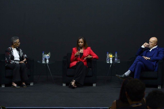  24/04/2023 Crédito: Marcelo Ferreira/CB/D.A Press. Brasil. Brasilia - DF -  Palestra sobre presença e representação das mulheres na mídia. Com a presença da jornalista Cristal Willians Chancelor ( diretora de comunicação do Women's Media Center), Tobias Bradford (adjunto de impresa da Embaixada dos Estados Unidos) e a Rosane Garcia (repórter do Correio Braziliense)