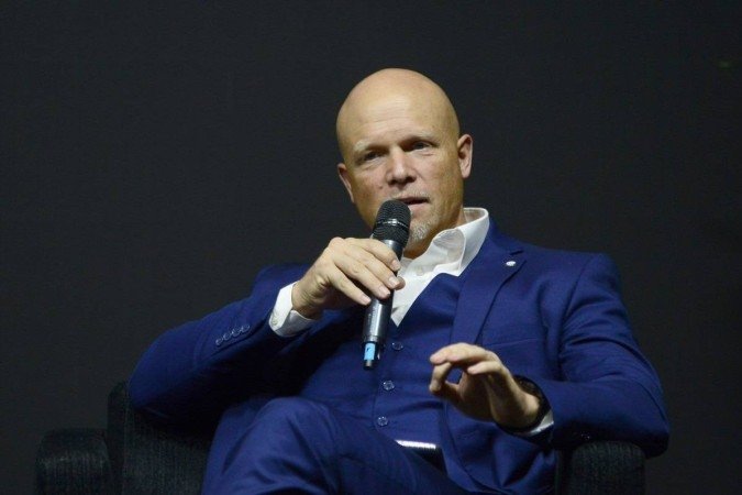 Tobias Bradford é adido de imprensa e 
porta-voz da Embaixada dos EUA