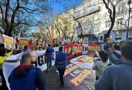 Manifestantes se reúnem na Assembleia da República, onde Lula discursa em Portugal