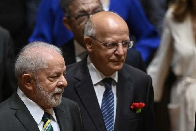 Augusto Santos Silva (direita) é o principal aliado de Lula em Portugal  -  (crédito: PATRICIA DE MELO MOREIRA/AFP)