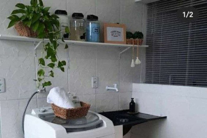 Prateleiras auxiliam a guardar produtos de limpeza e outros itens