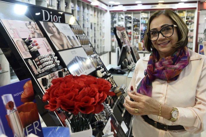 Eliene de Sousa aposta nas venda de cosméticos e perfumes para agradar os clientes de sua loja