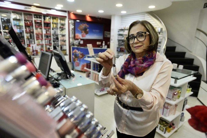  25/04/2023. Crédito: Minervino Júnior/CB/D.A Press. Brasil.  Brasilia - DF. Aquecimento nas vendas no Dia das mães no comércio. Shopping Conjunto Nacional. Eliene de Souza gerente da Lord perfumaria.