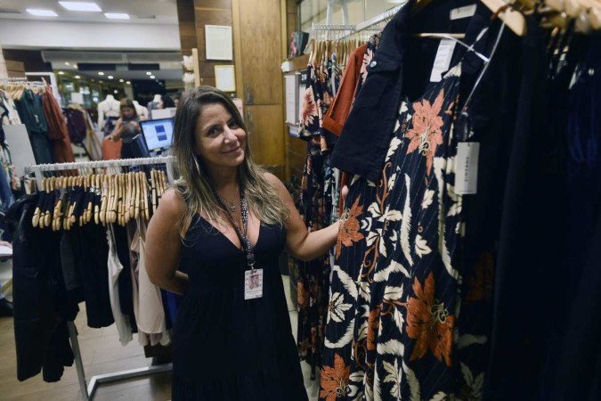  25/04/2023. Crédito: Minervino Júnior/CB/D.A Press. Brasil.  Brasilia - DF. Aquecimento nas vendas no Dia das mães no comércio. Shopping Conjunto Nacional. Emanuele Raphael gerente loja de roupas.