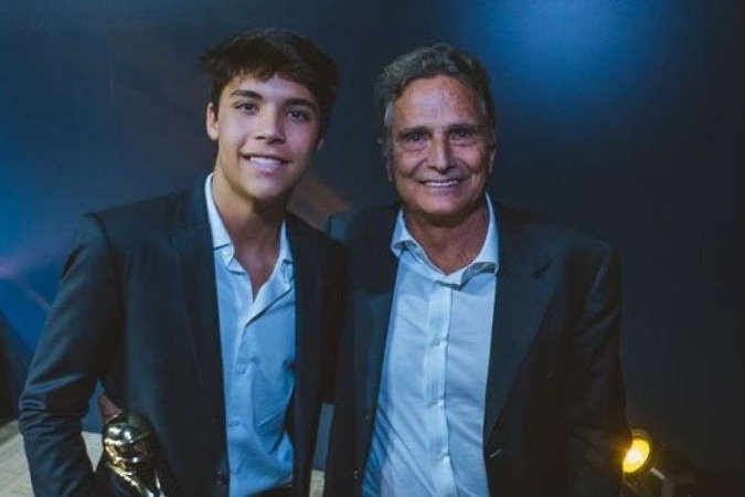 Ao lado do tricampeão mundial Nelson Piquet (D), Pedro Clerot (E) ganha o Capacete de Ouro antes de ida à Europa para competir pela Fórmula 4 Espanhola - (crédito: Arquivo pessoal) Ao lado do tricampeão mundial Nelson Piquet (D), Pedro Clerot (E) ganha o Capacete de Ouro antes de ida à Europa para competir pela Fórmula 4 Espanhola - (crédito: Arquivo pessoal)
