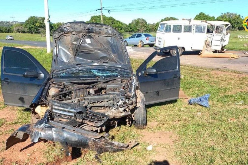 Motorista de kombi morre após colidir com carro na saída do Paranoá