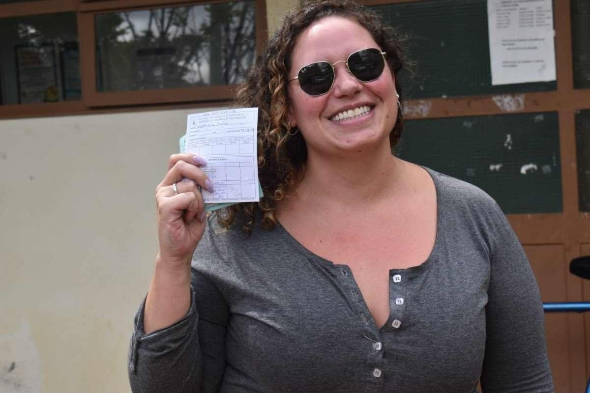 Professora Natália Costa, 30, foi tomar vacina bivalente para proteger alunos e pais.