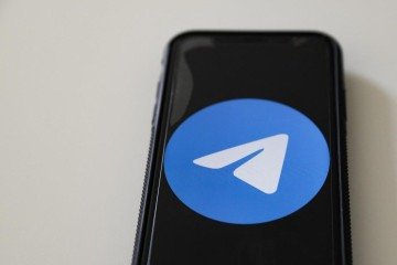 Foram bloqueadas também palavras-chave e hashtags utilizadas para espalhar os conteúdos mentirosos -  (crédito: Geoffroy Van Der Hasselt/AFP)
