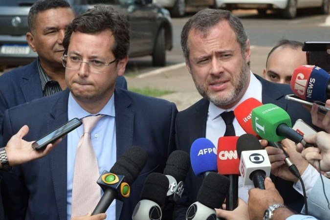 Wajngarten e Bueno teriam enviado mensagens para a filha de Mauro Cid, de 14 anos, tentando contato com o delator - (crédito: ED ALVES/CB/D.A.Press) Wajngarten e Bueno teriam enviado mensagens para a filha de Mauro Cid, de 14 anos, tentando contato com o delator - (crédito: ED ALVES/CB/D.A.Press)