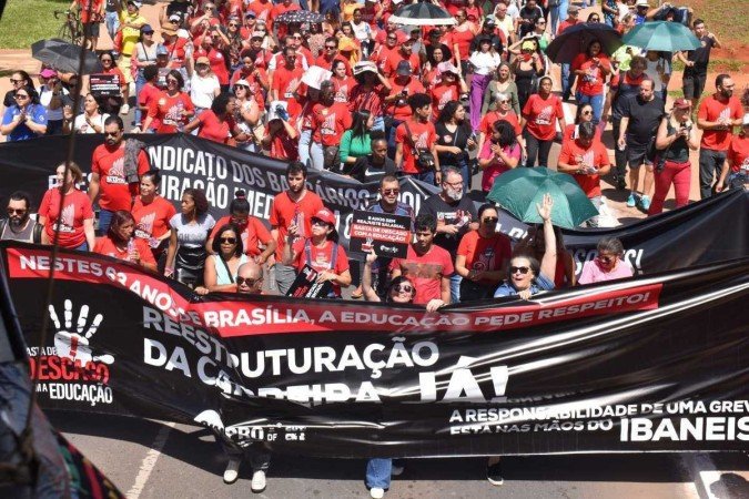 Professores de Brasília promovem passeata após definição de greve geral - (crédito: Mariana Lins) Professores de Brasília promovem passeata após definição de greve geral - (crédito: Mariana Lins)