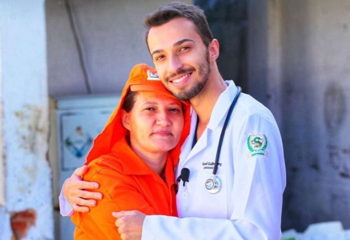 Graduando em enfermagem homenageia a mãe, gari, em sua formatura