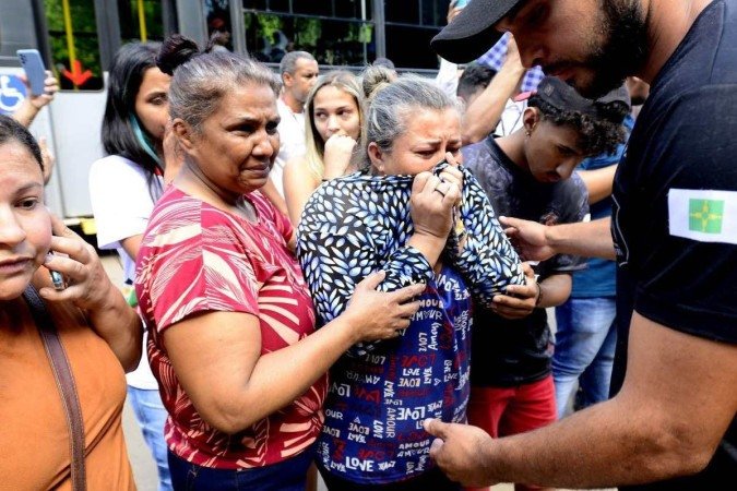  27/04/2023 Crédito: Marcelo Ferreira/CB/D.A Press. Brasil. Brasilia - DF - Planaltina DF, Caso de Regiane da Silva que desapareceu quando voltava da escola e foi morta por um foragido da polícia. Familiares choram quando o corpo de Regiane é retirado do matagal.