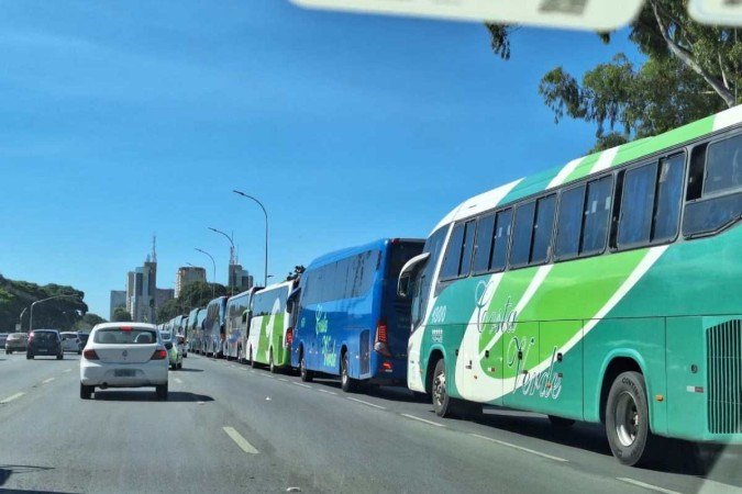 Protesto de trabalhadores da COnfederação    no Eixo Monumental