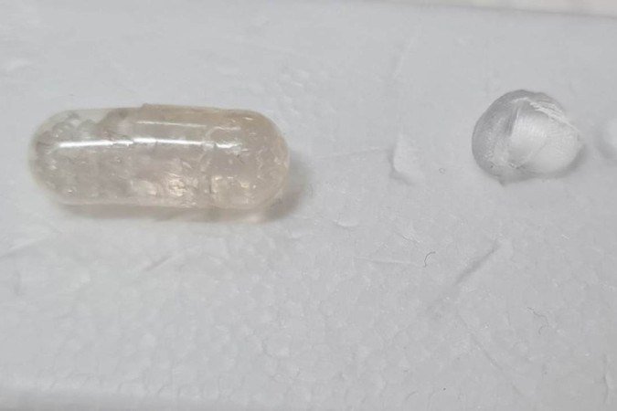 A cápsula oral projetada pela equipe RMIT, juntamente com o nanomaterial gorduroso preenchido com insulina que está dentro da cápsula. - (crédito: Universidade RMIT) A cápsula oral projetada pela equipe RMIT, juntamente com o nanomaterial gorduroso preenchido com insulina que está dentro da cápsula. - (crédito: Universidade RMIT)